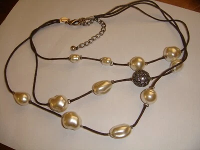 COLLAR CHICO'S HETTI IMITACIÓN PERLA ESTRÁS TRES HEBRAS SOBRE CORDÓN MARRÓN Foto 1 de 4