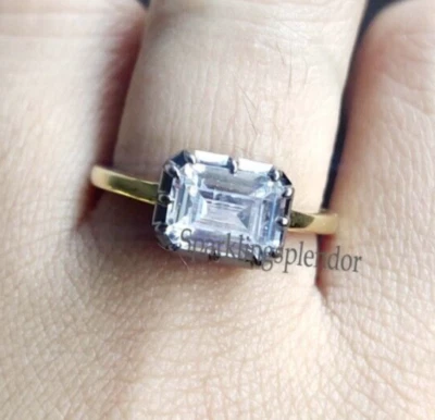 Conjunto de anillo de compromiso simple con bisel de rodio negro moissanita corte esmeralda East West Foto 1 de 4