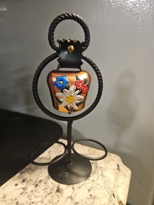 Campana mucca svizzera vintage dipinta a mano smaltata floreale goffrata Edelweiss sale shake - Foto 1 di 8