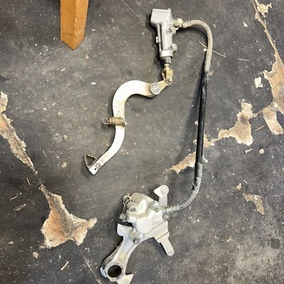 04-06 2004 KX250F RMZ250 原始设备制造商后制动卡钳支架踏板组件 — 第 1/4 张图片