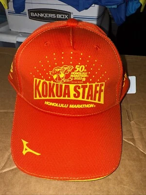 Honolulu Maratón Rojo Kokua Staff Mizuno Sombrero Ajustable 2022 50 Aniversario Foto 1 de 4