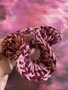 Scrunchies de ganchillo ~ hechos a mano - Imagen 1 de 4