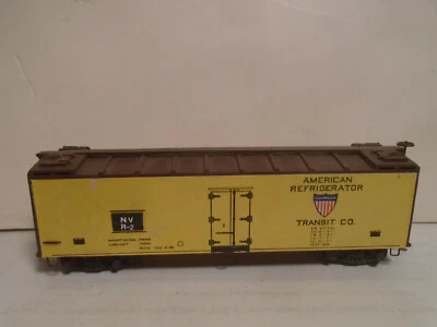 HO AMERICAN REFRIGERATOR TRANSIT REEFER W/ SPRUNG METAL TRUCKS + KADEE COUPLERS - Image 1 of 4