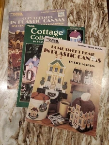 Lot Of 3 Leisure Arts Plastic Canvas Cottages And Home Sweet Home Leaflets - Picture 1 of 12