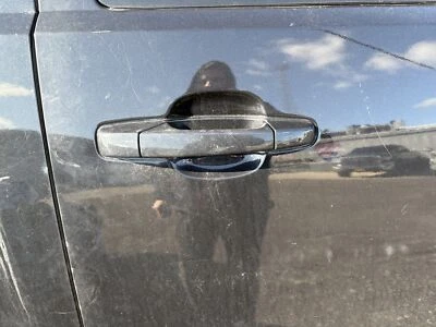 Manija de puerta exterior delantera derecha usada se adapta a: camioneta Chevrolet Silverado 1500 2010 Foto 1 de 4