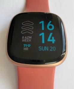 Rastreador de actividad Fitbit Versa 4 - arena rosa/rosa cobre - Imagen 1 de 9