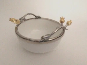 Keramikschale weiß mit dekorativen Griffen aus Metall und goldenen Blumen - Bild 1 von 3