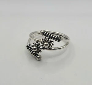 Sterling silver flower decortive ring size Q. Weight 3.1g. Hallmarked 925 - Picture 1 of 8