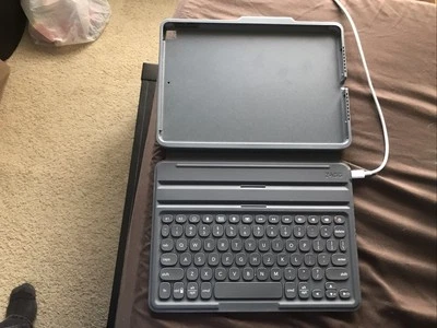 Funda desmontable con teclas Zagg Pro y teclado inalámbrico retroiluminado para iPad 10,2" difícil de encontrar fuera de existencia Foto 1 de 4