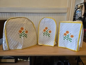 Vintage 70er 3-teilig gesteppte Vinyl-Kleingeräteabdeckung Sonnenblumen Retro-Dekor CottageCo - Bild 1 von 16
