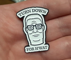 Spilla smaltata TURN DOWN FOR H'WAT HANK King of the Hill spilla bavero cosa - Foto 1 di 4