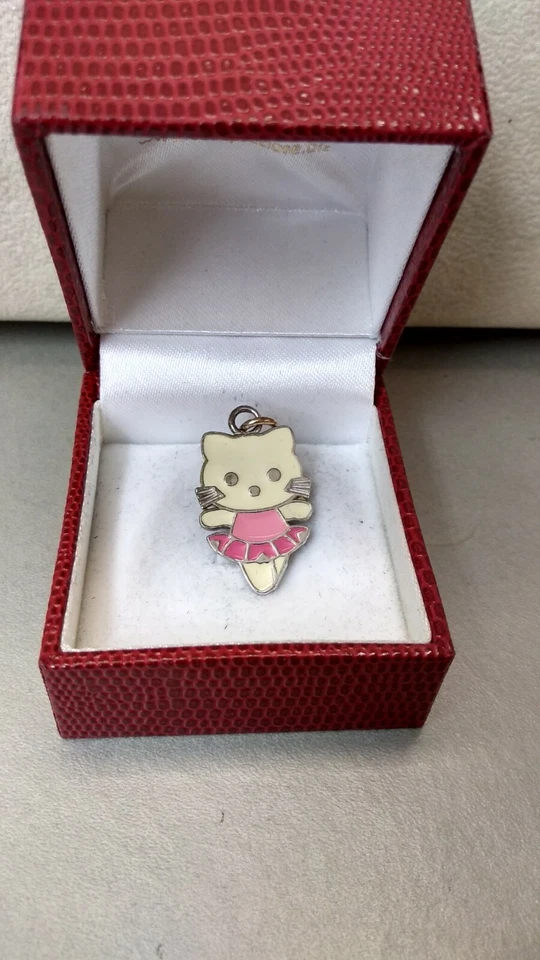 Ciondolo Hello Kitty smaltato bianco con maglietta fucsia in argento 925 - Immagine 1 di 1