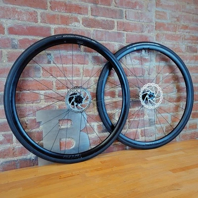 Juego de ruedas Giant PR2 700C eje pasante 100/142 mm Shimano/SRAM 11sp 24h tubeless k17 Foto 1 de 4