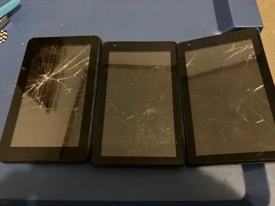 Lote de tres (3) tabletas RCA Android para piezas, sin probar Foto 1 de 4