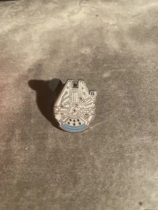 Disney - Pin Misterioso Serie Tiny Kingdom - Halcón Milenario Star Wars - Imagen 1 de 3