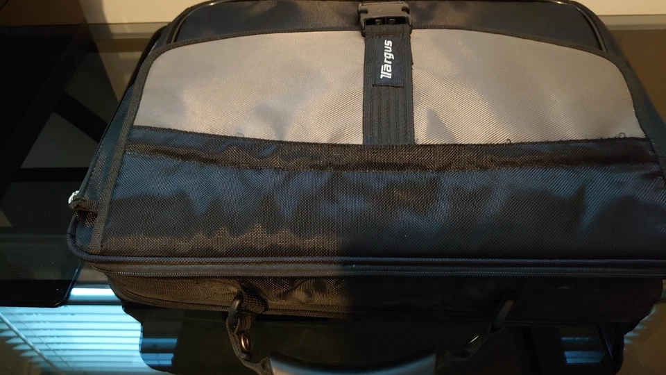 Targus laptop case, 17 in laptops, with shoulder strap, in excellent condition - Image 1 of 4