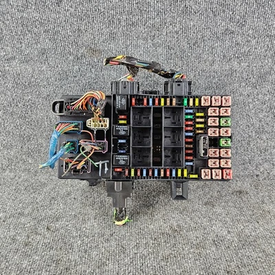 2003-2006 Ford Expedition Navigator Fuse Box Power Distribution 6L1T-14A067-BC - Image 1 of 4