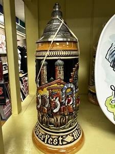 Oktoberfest Munich Pretzel Handle Le German Beer Stein .5L - Picture 1 of 9