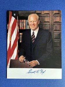 GERALD R FORD - FORMER PRESIDENT OF THE U.S.A. - SUPERB SIGNED PHOTOGRAPH - Picture 1 of 1