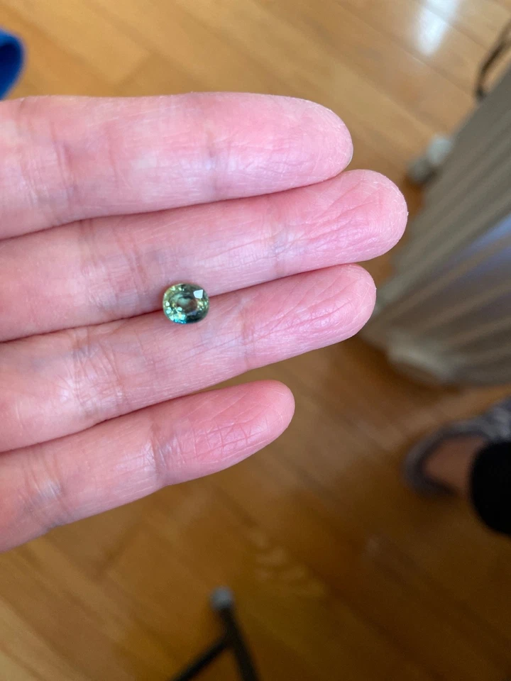 1.3 carats bi color natural sapphire - Image 1 of 4