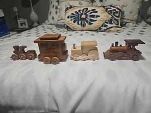 3 Holzspielzeug Lokomotiven 1 Cubby Caboose Bank Holz 4 Stück - Bild 1 von 5