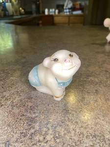 Cerdo de cristal satinado blanco Fenton con traje azul y gafas de sol  - Imagen 1 de 5