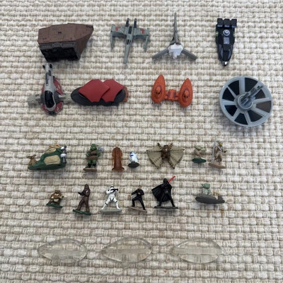 Lote de 22 figuras Micro Máquinas Star Wars, 3 soportes (Yoda, Sith, Vader, Droides) Foto 1 de 4