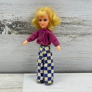 Figura de acción muñeca rubia vintage de plástico flexible 4,5 pulgadas pelo rizado - Imagen 1 de 6