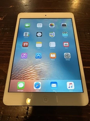 Genuine Apple iPad mini 1st Generation. 16GB, Wi-Fi, 7.9 in White & Silver - Image 1 of 4