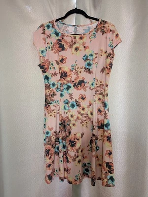 Vestido Acting Pro Grande Rosa Floral Ajuste y Acampanado con Mangas de Gorra Foto 1 de 4