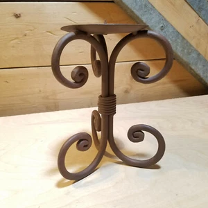 Candelabro con soporte de vela de metal marrón remolino 3 patas - Swanky Barn - Imagen 1 de 12