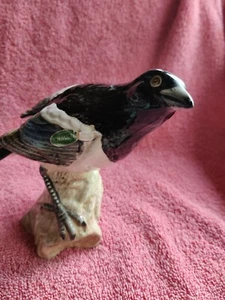 Beswick, Bird, 2305, Magpie,tip of wing missing. - Picture 1 of 8
