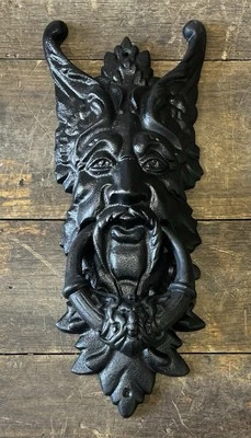 "Llama de puerta de hierro fundido cara de hombre gótico de 19"" de largo tono negro" Foto 1 de 2