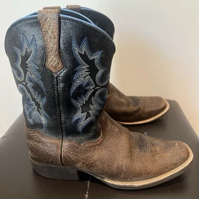 BOTAS VAQUERAS ARIAT TOMBSTONE PUNTA CUADRADA AZUL SUPERIOR 10012794 JUVENIL 5 Vaquero Foto 1 de 4