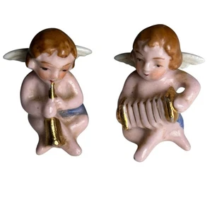 2 Cherub Engel Miniaturgröße Kerzenhalter Instrumente Japan Sammlerstücke - Bild 1 von 5