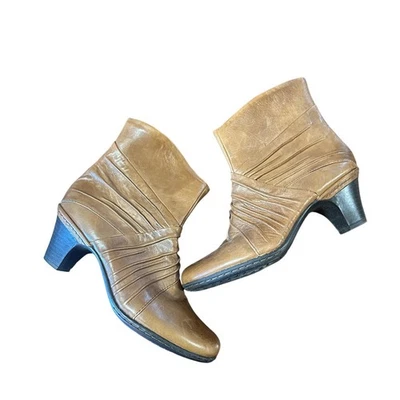 Cobb Hill Tan Leather Ruched Ankle Boots Heel Zip Closure Almond Toe Size 7.5M - Image 1 of 4