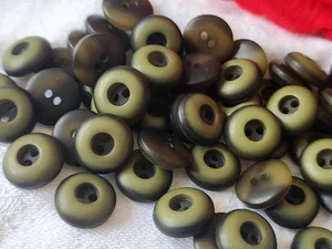 Lot 36 boutons vert fond d 'atelier 1,2 cm trous ref 4964 - Picture 1 of 3