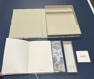 Exclusivo juego de papelería Dior platino regalo cuaderno y lápiz con caja de almacenamiento nuevo en caja Foto 1 de 4