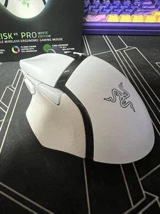 Razer Basilisk V3 Pro White Edition Wireless Gaming Mouse Hyperscroll Tilt - Picture 1 of 5