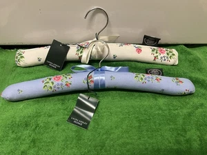 Laura Ashley Claudia blau und weiß gepolsterte Kleiderbügel 17" brandneu - Bild 1 von 5