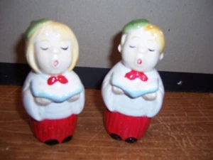 VINTAGE TAIWAN SET OF HAMD PAINTED CERAMIC SALT & PEPPER SHAKER CAROLERS - Bild 1 von 4