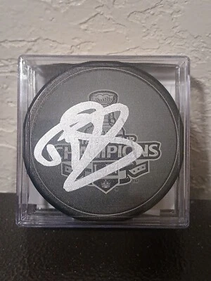 Хоккейная шайба с логотипом чемпионов Кубка Стэнли 2012 года с подписью DUSTIN PENNER (сертификат подлинности JSA Basic) - Изображение 1 из 4