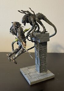 McFarlane Alien vs Predator Alien Attacks Predator Figure Playset