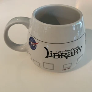 Tazza caffè NASA Space Capsule Rocket 16 oz Tulsa City County Library usata in ottime condizioni rara - Foto 1 di 8