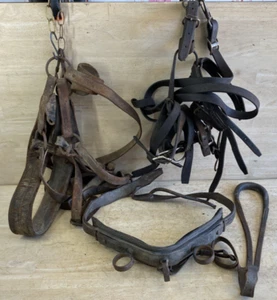 Antique horse tack lot Mixed Straps Primitive Western Leather Brass Rings - Afbeelding 1 van 11