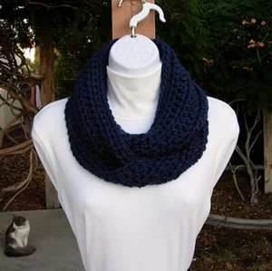 Damen einfarbig dunkelblau klein Winter Infinity Loop Schal weich gehäkelt gestrickt - Bild 1 von 9