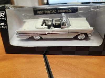 White 1957 Pontiac Bonneville Convertible Diecast Car 1:43 Scale New Ray Toys - Image 1 of 4