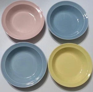 4 LuRAY 'PASTELS' 77/8" RAND SUPPENSCHÜSSELN (USA): Keramik; 2-in-blau, 1-rosa, 1-gelb - Bild 1 von 17