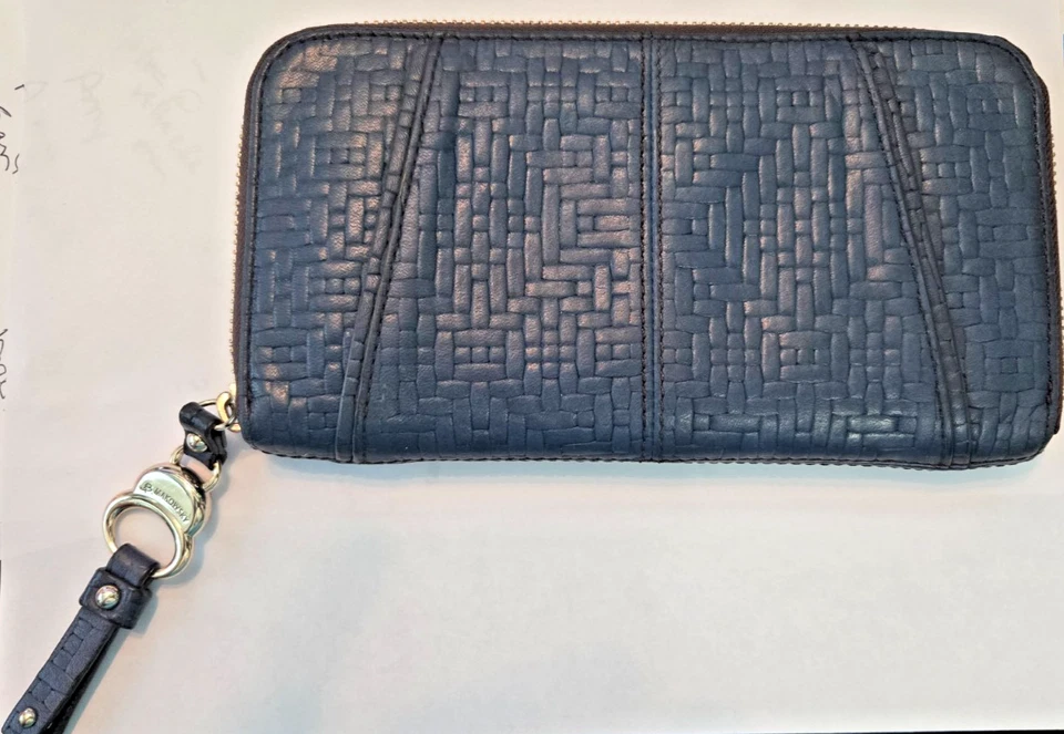 Cartera de mano B Makowsky de cuero en relieve con cremallera alrededor. Tarjeta de crédito azul marino Foto 1 de 4