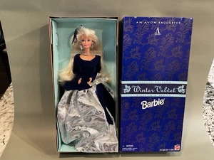 NUEVO EN LA CAJA 1995 AVON EDICIÓN ESPECIAL 1ª en serie invierno terciopelo barbie - Imagen 1 de 1